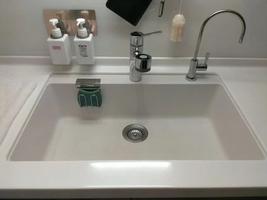 Bathroom cleaner feature illustration 3