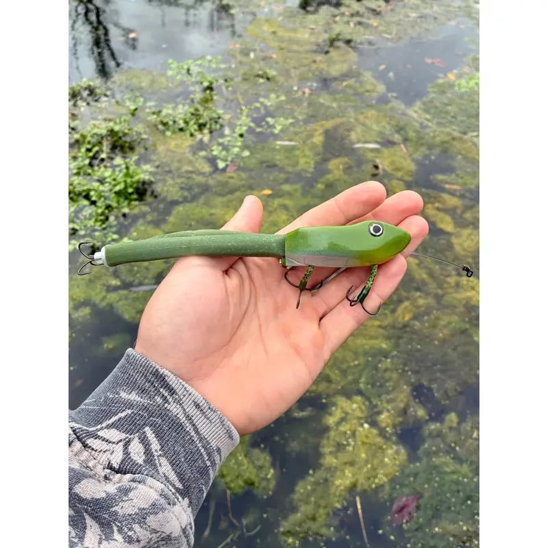 Topwater frog lure with moving legs and pre-rigged line