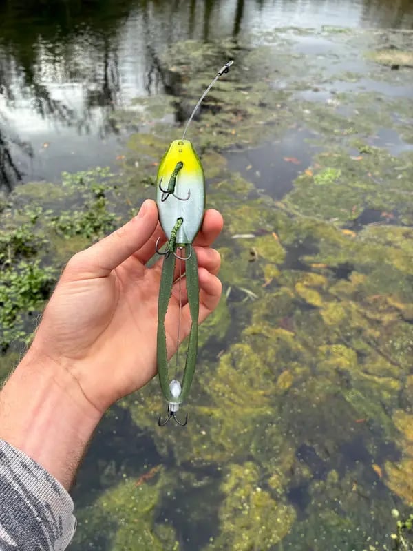 Frog lure full length and leg mechanism
