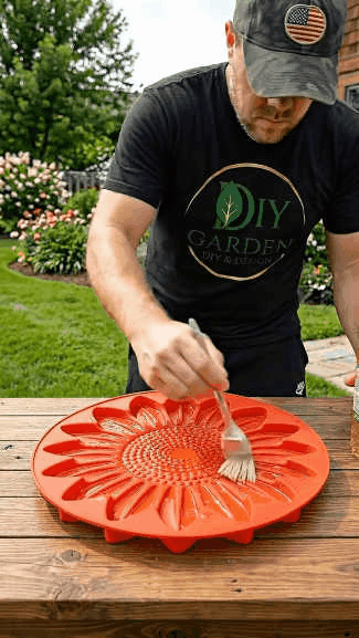 Animated demonstration of preparing, filling and smoothing the sunflower mold